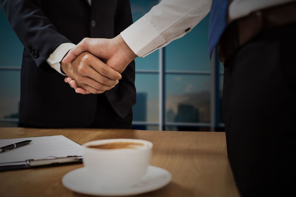 Un abogado y su cliente cierran un acuerdo en el despacho