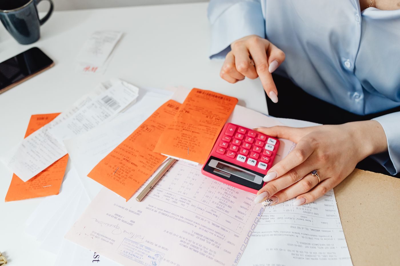 Recibos y una calculadora sobre la mesa