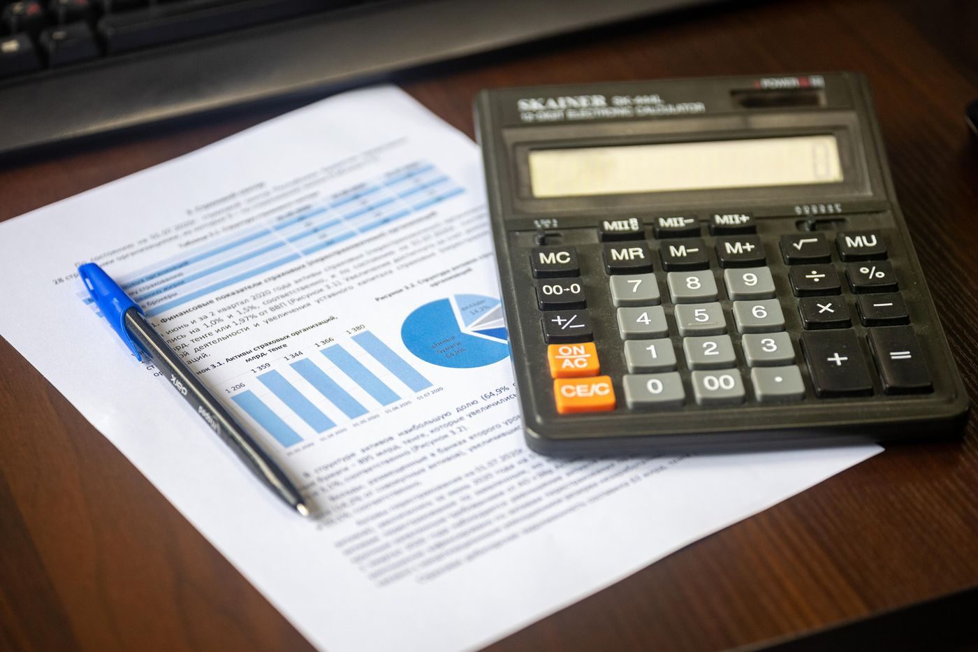Una calculadora sobre un informe de ingresos